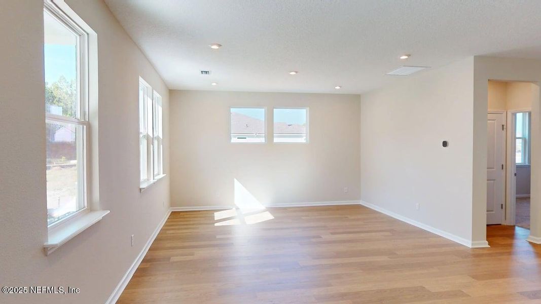 Spacious, unfurnished interior of a new home in Lakes at Bella Lago, Green Cove Springs (Image 9).