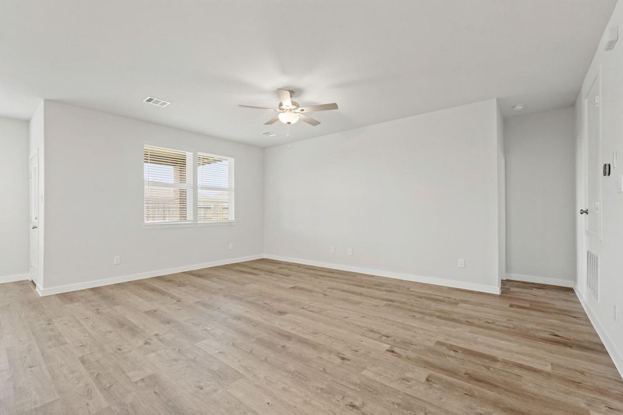 Spacious, unfurnished interior of a new home in Lago Mar, Texas City (Image 18).