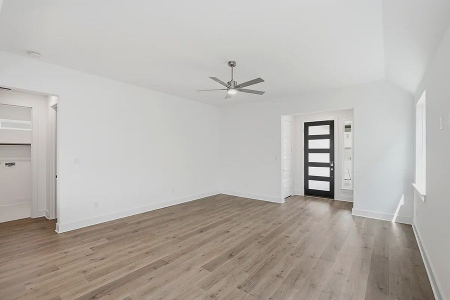 Spacious, unfurnished interior of a new home in Stillwater Ranch, San Antonio (Image 31).