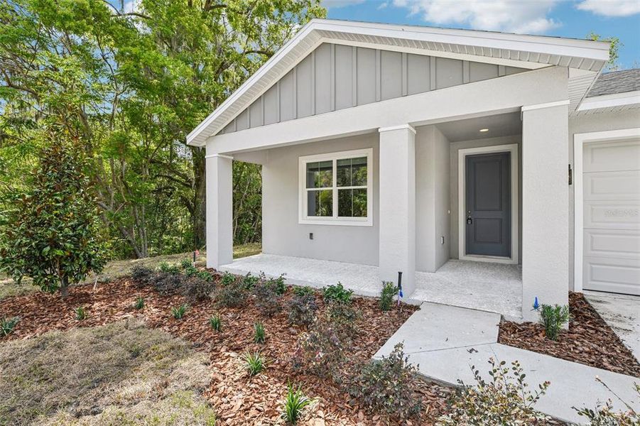 Exterior details and patio area of a home in , Deland (Image 3).
