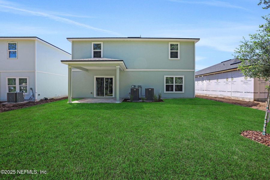 Exterior details and patio area of a home in Bellbrooke, Jacksonville (Image 1).