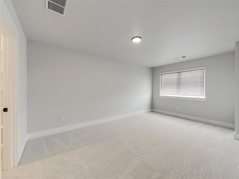 Spacious, unfurnished interior of a new home in , Sherman (Image 23).