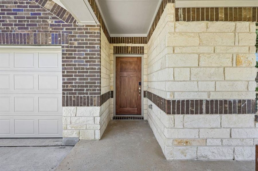 Exterior details and patio area of a home in Stella Hills, Denton (Image 3).