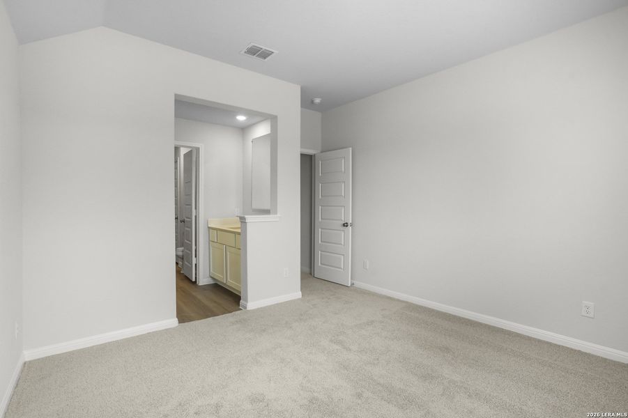 Spacious, unfurnished interior of a new home in Cinco Lakes, San Antonio (Image 26).