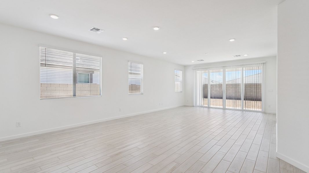 Spacious, unfurnished interior of a new home in Aloravita, Peoria (Image 16).