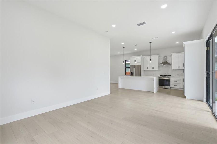 Spacious, unfurnished interior of a new home in , Tampa (Image 23).