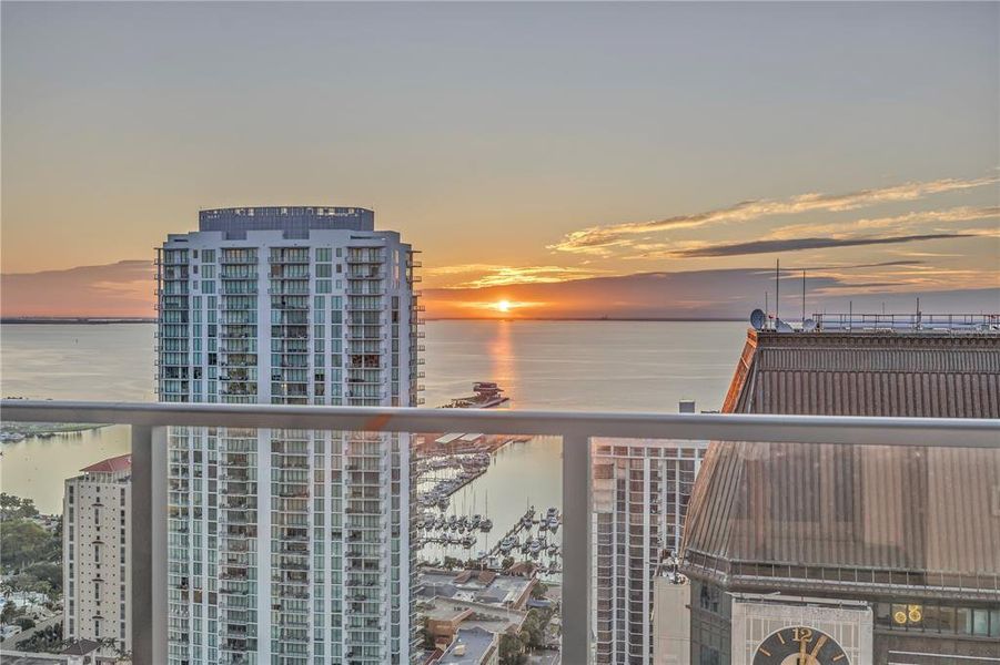 Condo located in St. Petersburg, FL showcasing its design and architecture (Image 30).