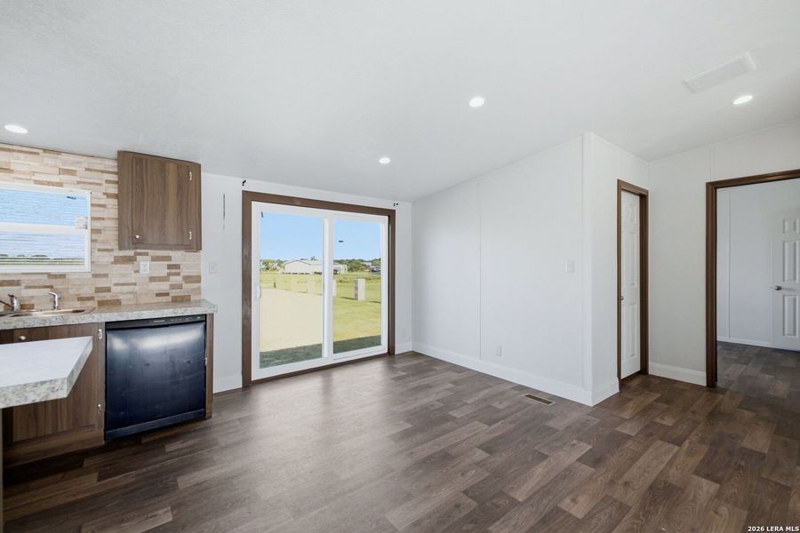 Spacious, unfurnished interior of a new home in , Atascosa (Image 18).