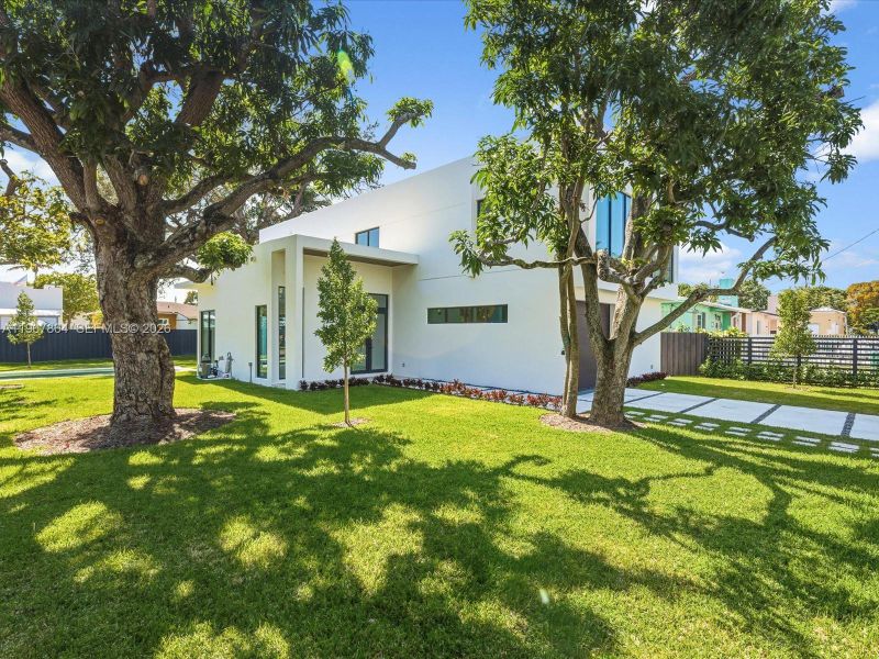 Exterior details and patio area of a home in , Miami (Image 35).