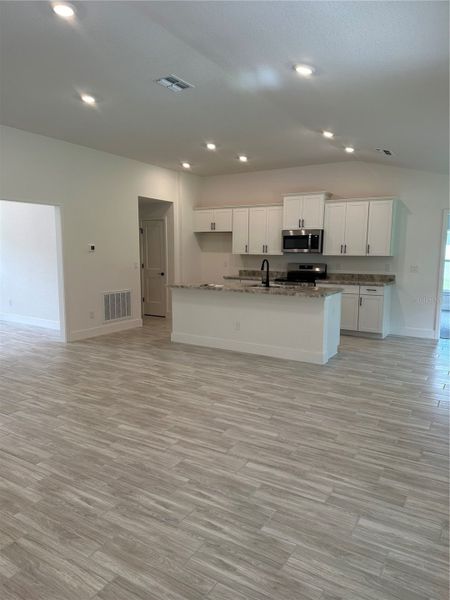 Spacious, unfurnished interior of a new home in Royal Highlands, Brooksville (Image 9).