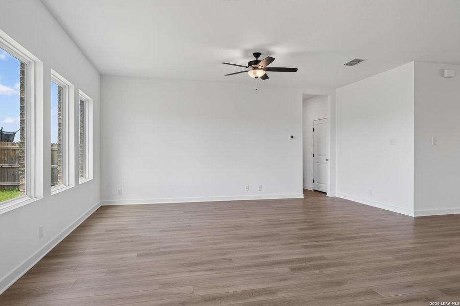 Spacious, unfurnished interior of a new home in Nopal Valley, San Antonio (Image 33).