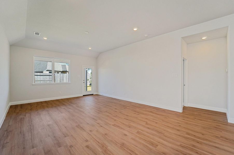 Spacious, unfurnished interior of a new home in Evergreen 40', Conroe (Image 15).