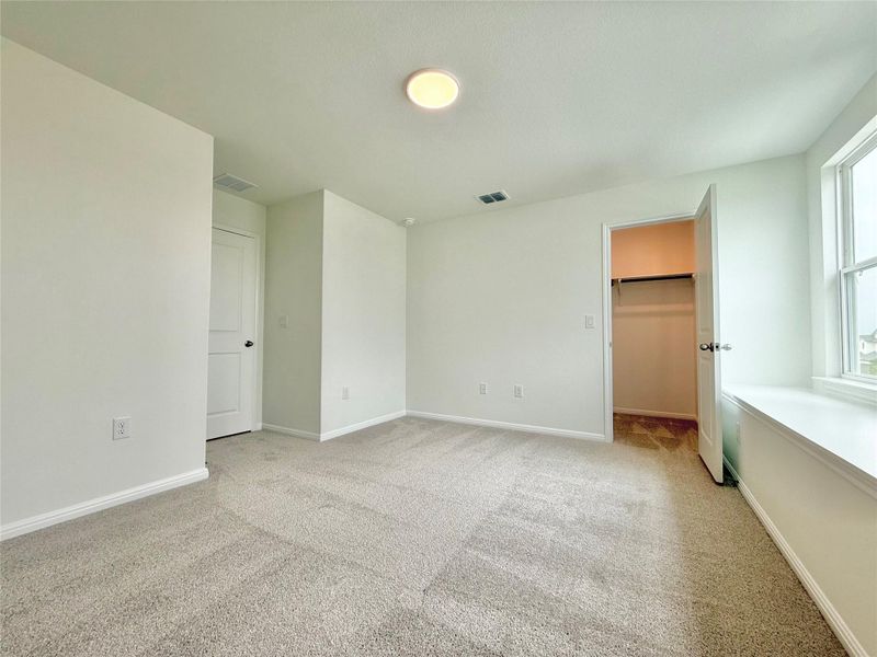Spacious, unfurnished interior of a new home in Porter Country, Buda (Image 19).