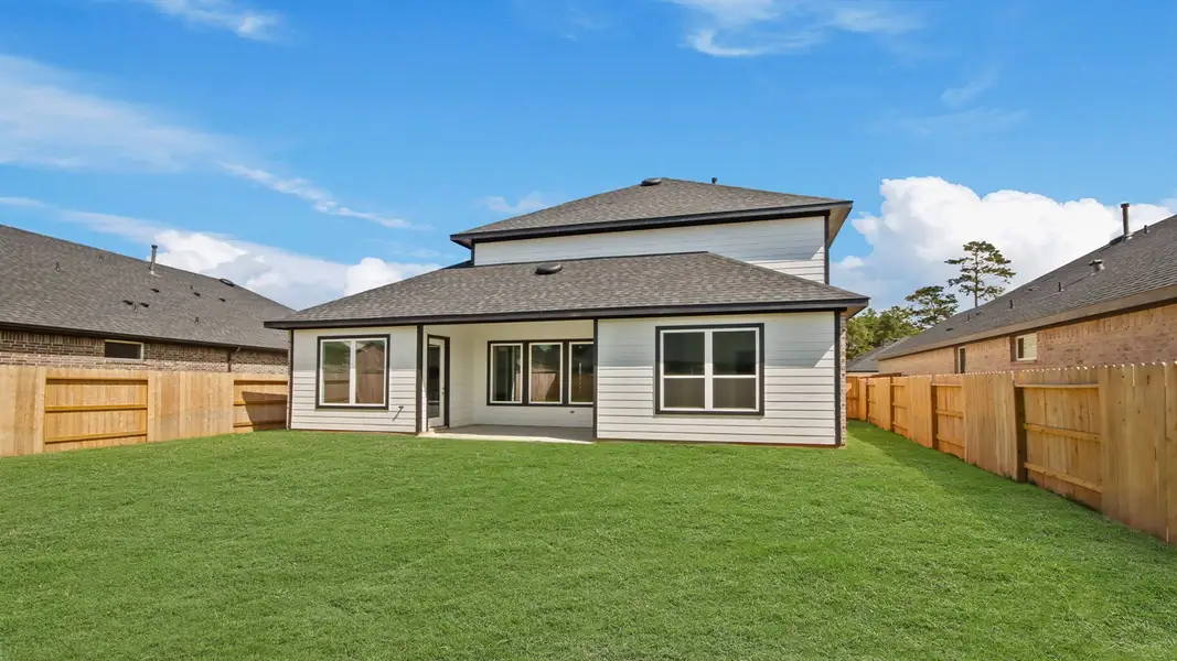 Exterior details and patio area of a home in Hills of Westlake, Conroe (Image 2).