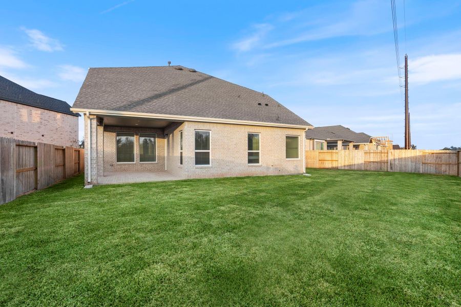 Exterior details and patio area of a home in Sienna, Missouri City (Image 21).