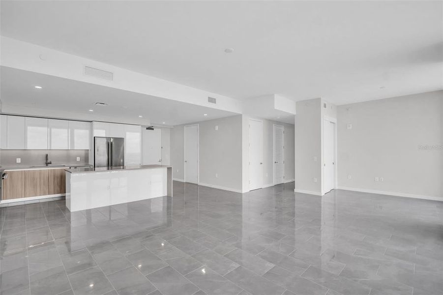 Spacious, unfurnished interior of a new home in , St. Petersburg (Image 27).