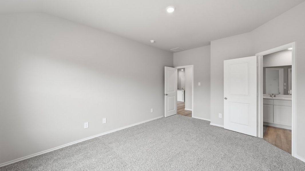 Spacious, unfurnished interior of a new home in Hickory Grove, Krum (Image 25).