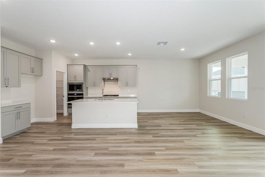 Spacious, unfurnished interior of a new home in Pasadena Woods, Dade City (Image 11).