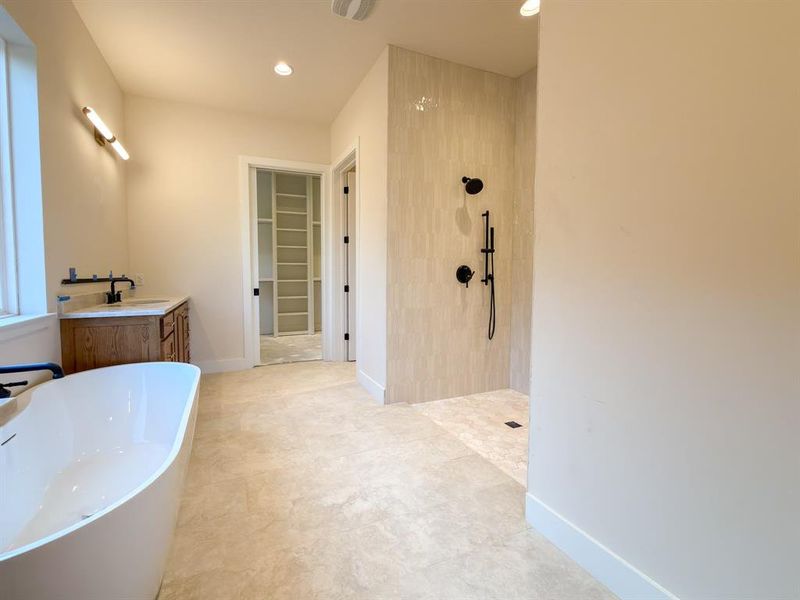 Spacious, unfurnished interior of a new home in , Roanoke (Image 31).