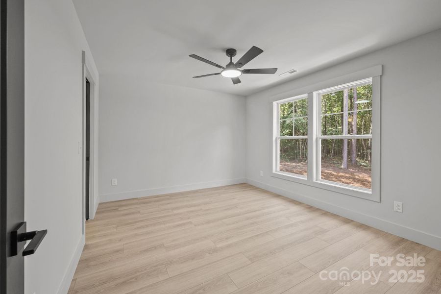 Spacious, unfurnished interior of a new home in , Richfield (Image 28).
