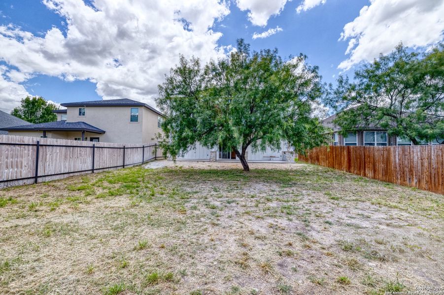 Exterior details and patio area of a home in , Uvalde (Image 4).