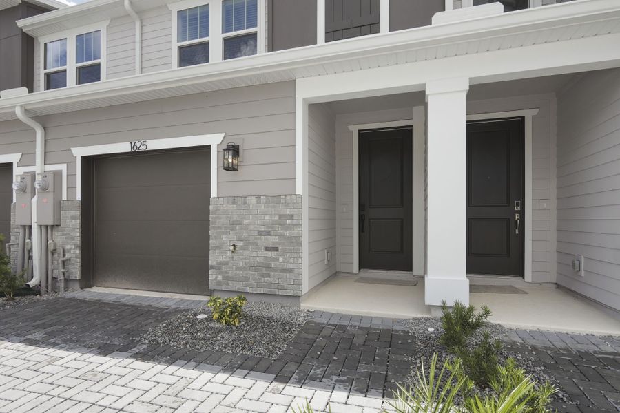 Exterior details and patio area of a home in Towns at Greenleaf, Oviedo (Image 28).