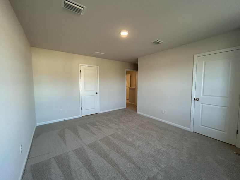 Spacious, unfurnished interior of a new home in , Summerville (Image 13).