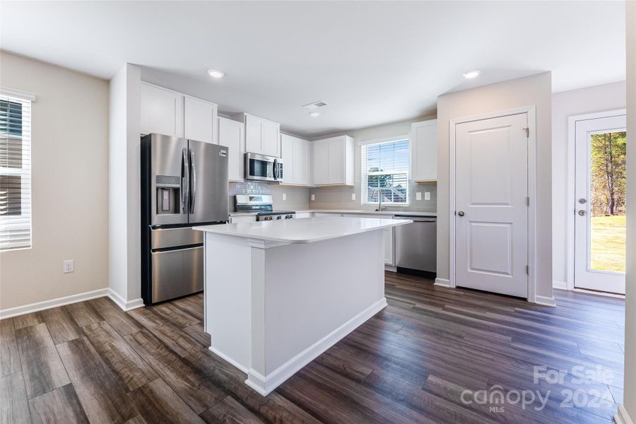 Designer Kitchen w/ Quartz Countertops