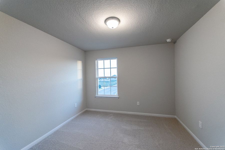 Spacious, unfurnished interior of a new home in Hennersby Hollow, San Antonio (Image 11).