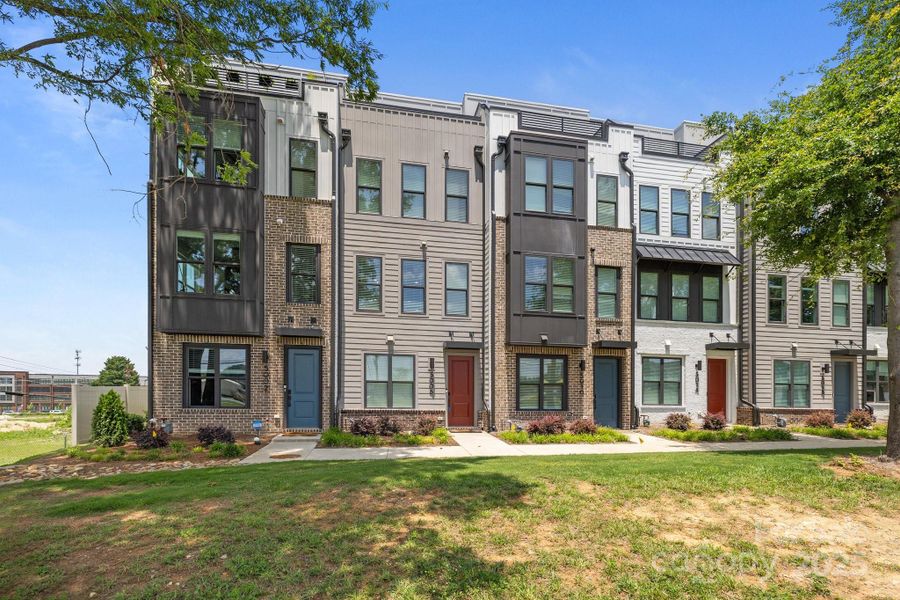 Condo located in Charlotte, NC showcasing its design and architecture (Image 3).