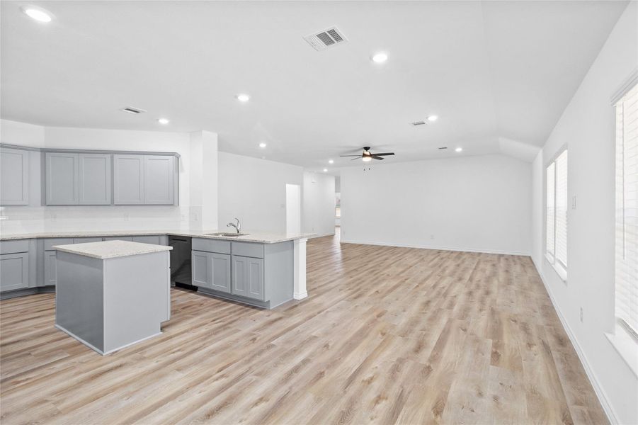 Spacious, unfurnished interior of a new home in , Willis (Image 11).