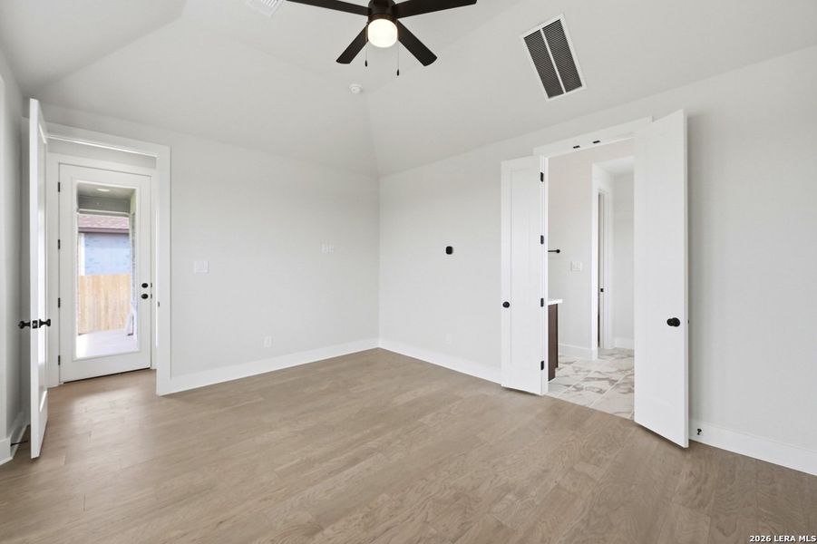 Spacious, unfurnished interior of a new home in Prominence, San Antonio (Image 15).