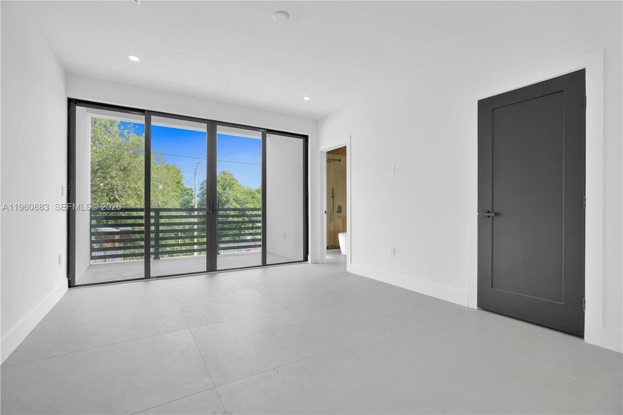 Spacious, unfurnished interior of a new home in , Miami (Image 34).