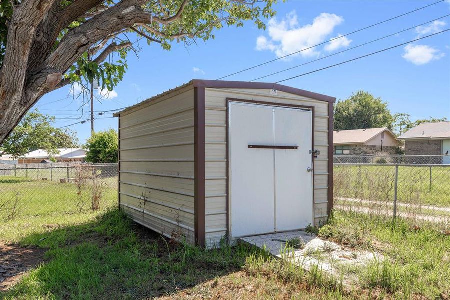 Exterior details and patio area of a home in , Brownwood (Image 19).