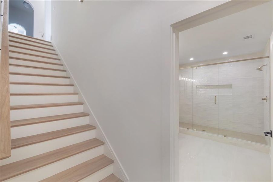Spacious, unfurnished interior of a new home in , Alpharetta (Image 59).