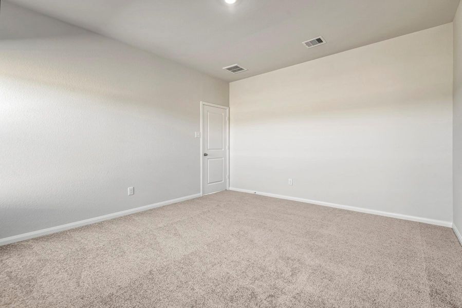Spacious, unfurnished interior of a new home in Wayside Village, Houston (Image 9).