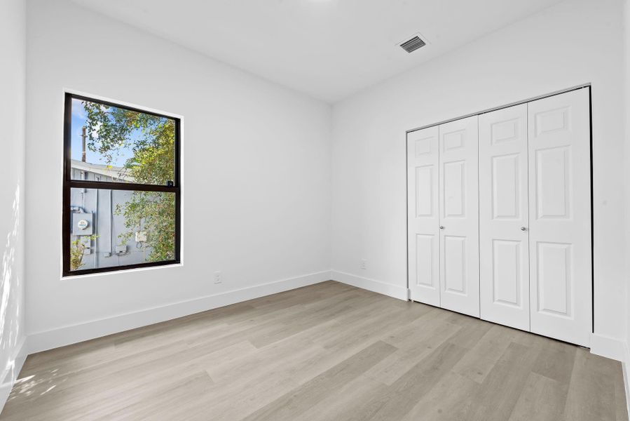 Spacious, unfurnished interior of a new home in , Fort Lauderdale (Image 11).