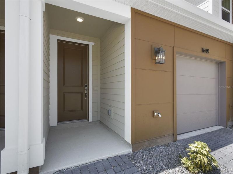 Exterior details and patio area of a home in Towns at Greenleaf, Oviedo (Image 3).