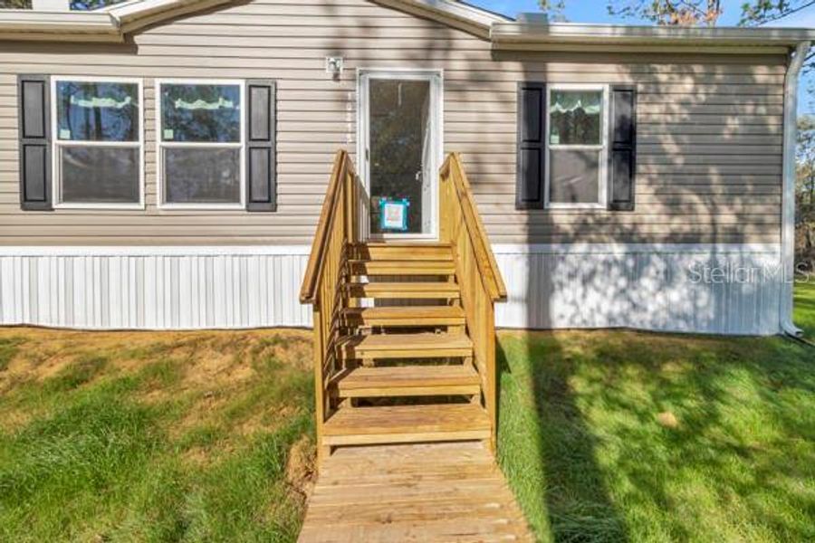 Exterior details and patio area of a home in , Crystal River (Image 3).