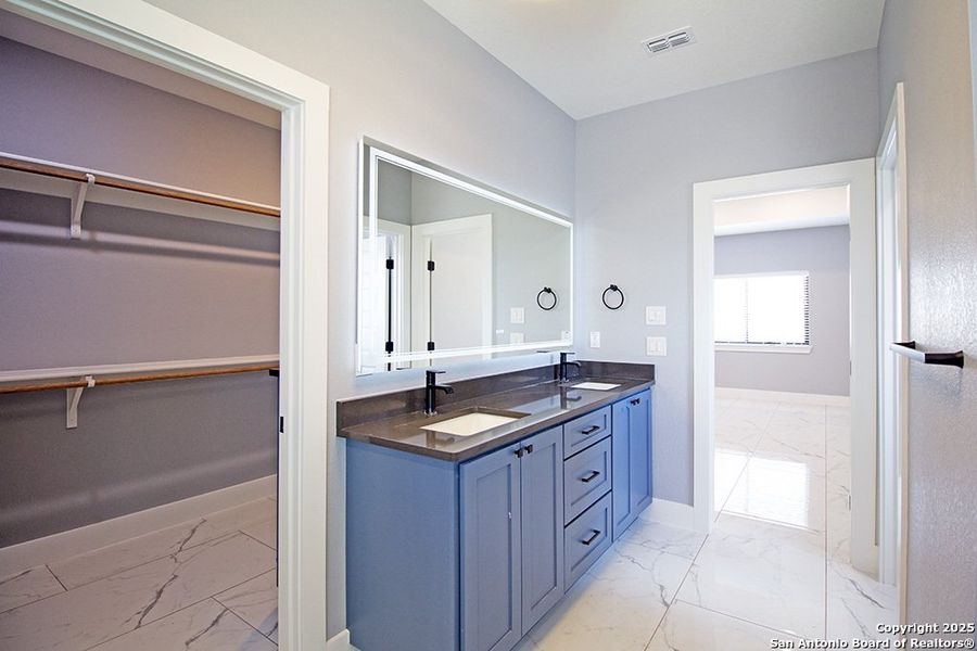 Furnished interior view inside a new home in , La Vernia (Image 4).