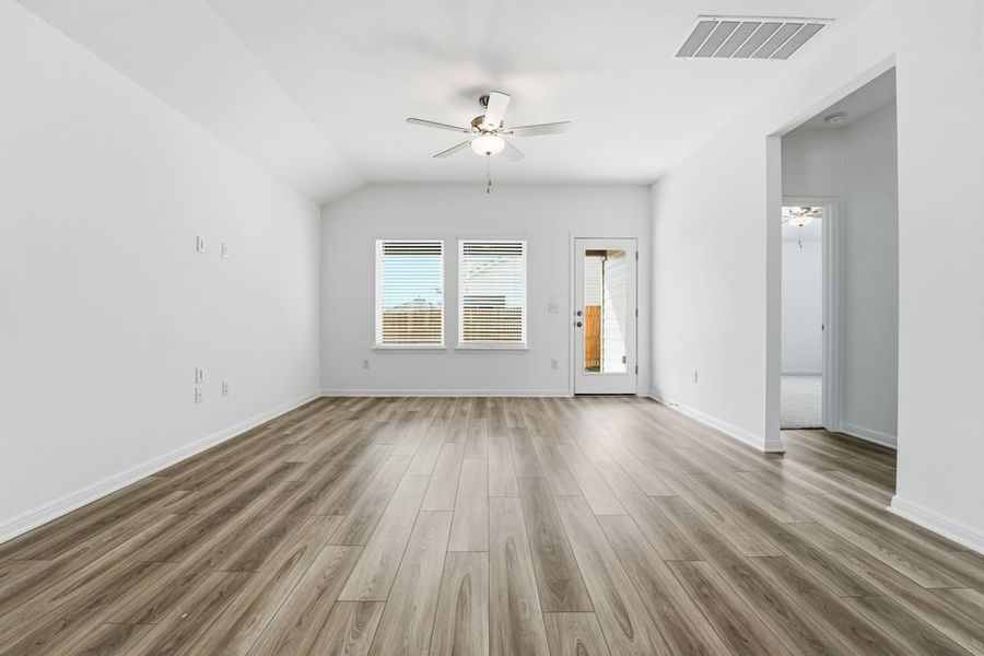 Spacious, unfurnished interior of a new home in Longview, Del Valle (Image 9).