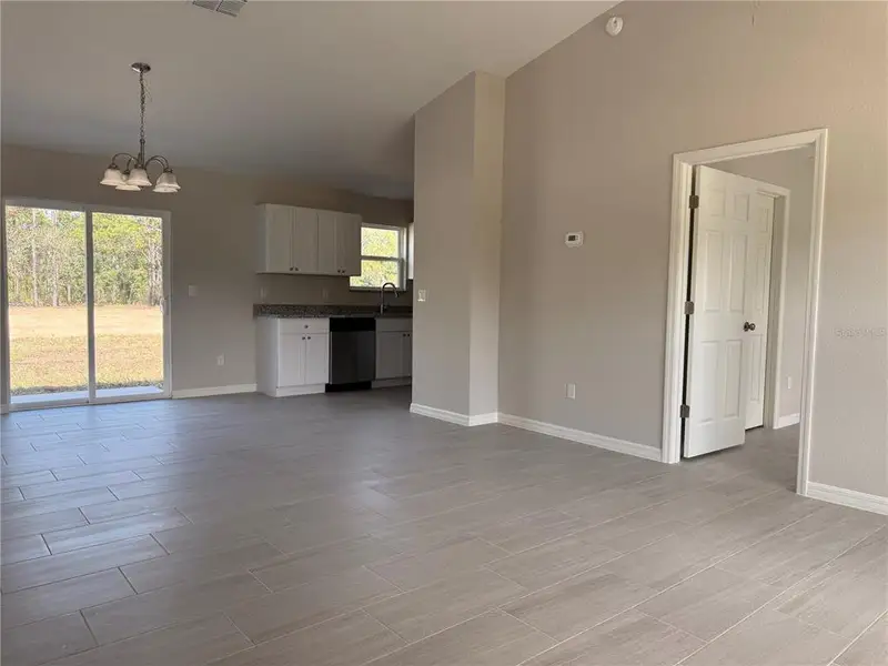 Spacious, unfurnished interior of a new home in , Dunnellon (Image 8).