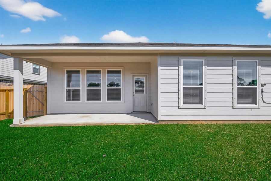 Exterior details and patio area of a home in Rollingbrook Estates, Baytown (Image 3).