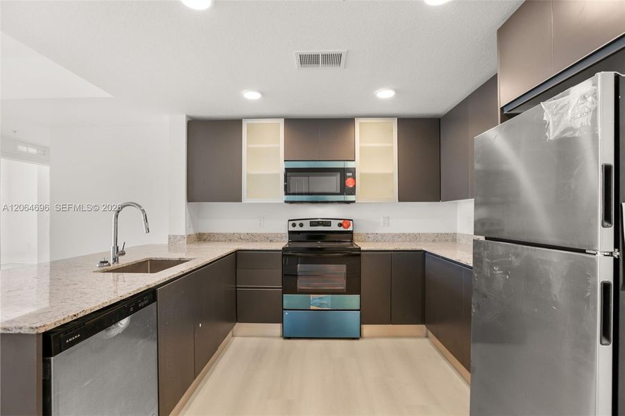 Furnished interior view inside a new home in , Orlando (Image 9).