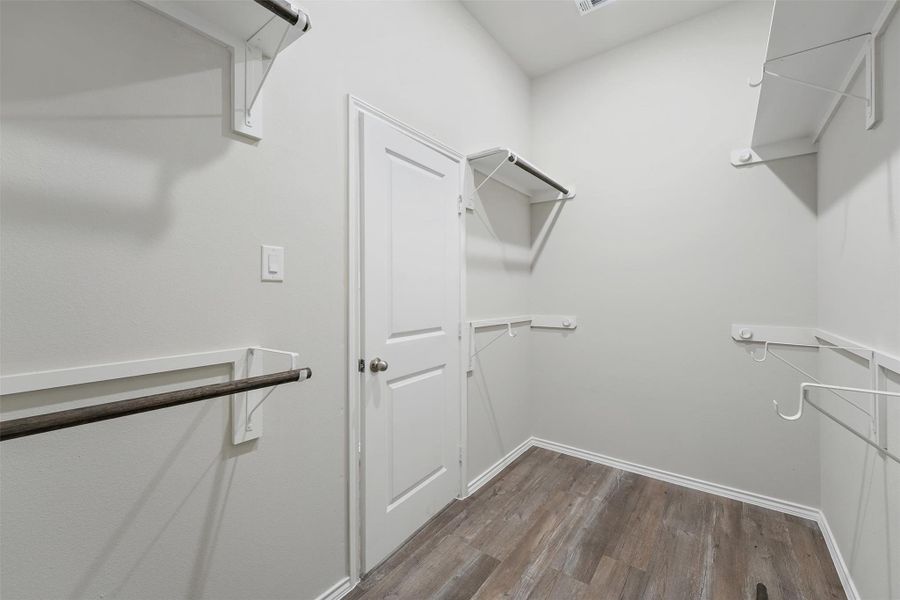 Spacious, unfurnished interior of a new home in , Lufkin (Image 29).
