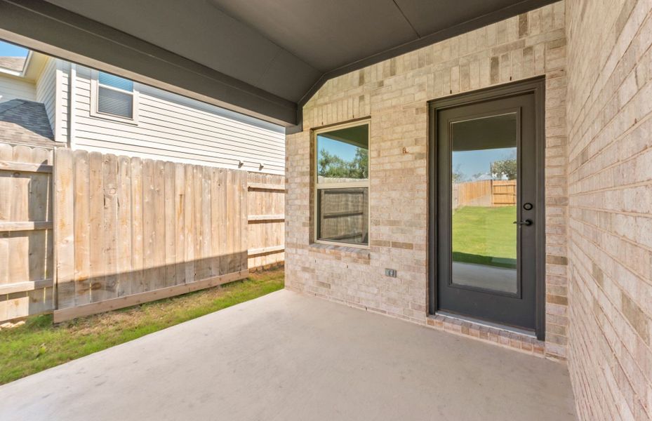 Exterior details and patio area of a home in Crescent Bluff, Georgetown (Image 3).