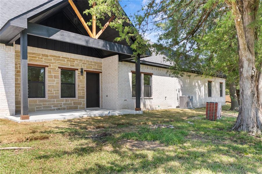 Front exterior of a new home in , Corsicana, TX, highlighting curb appeal (Image 2). Front exterior of a new home in , Corsicana, TX, highlighting curb appeal (Image 2).