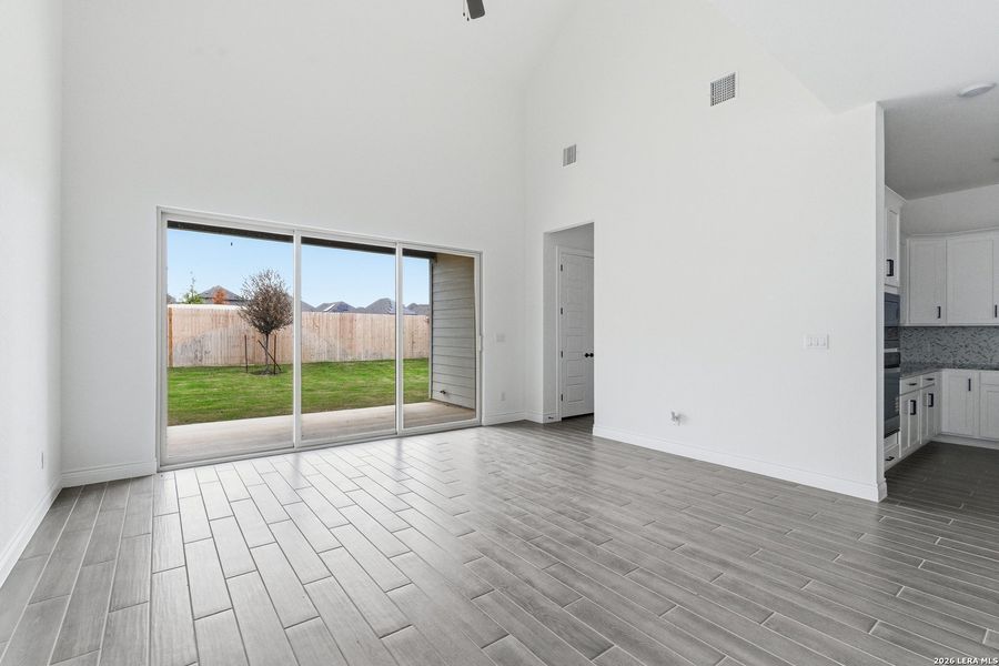 Spacious, unfurnished interior of a new home in Davis Ranch, San Antonio (Image 19).