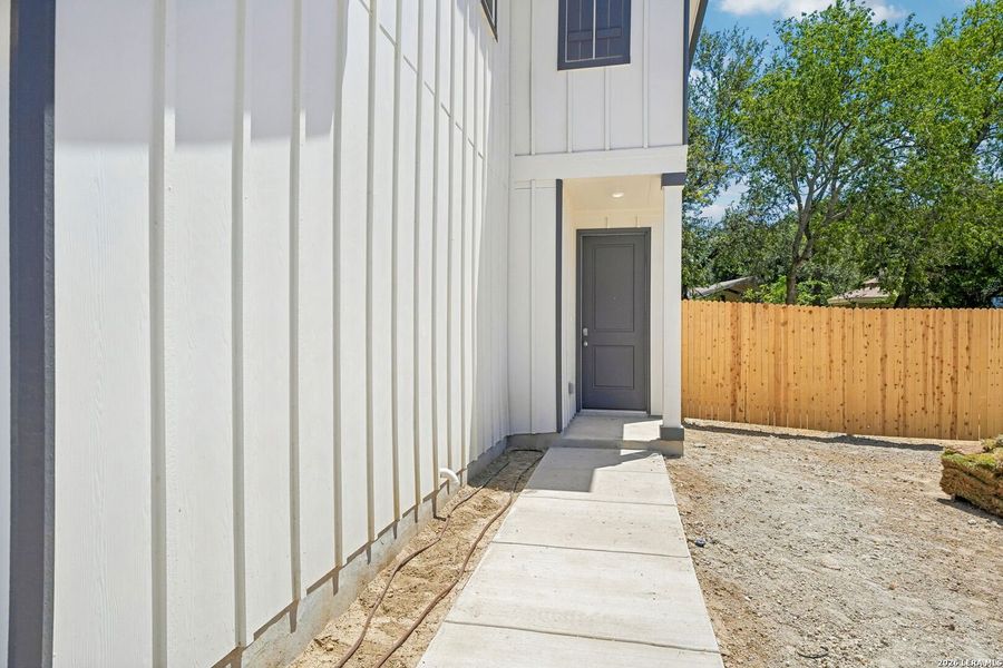 Exterior details and patio area of a home in Nagel Crossing, San Antonio (Image 3).