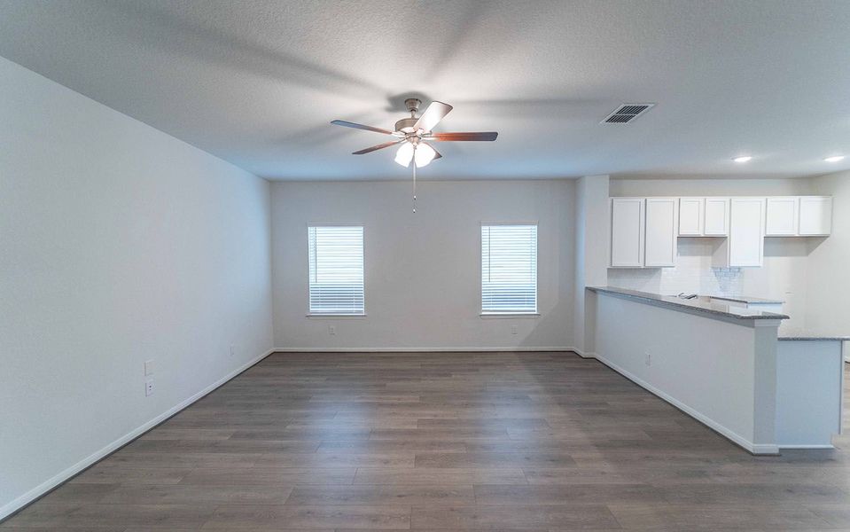 Spacious, unfurnished interior of a new home in Hunter's Ranch, San Antonio (Image 8).